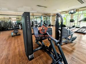Stylish 2BR MOI Apt with Pool, Gym, Wi-Fi的健身中心和/或健身设施