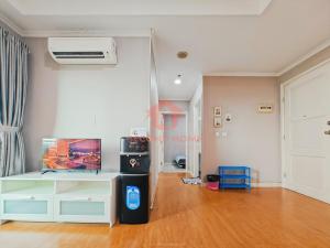Stylish 2BR MOI Apt with Pool, Gym, Wi-Fi的休息区