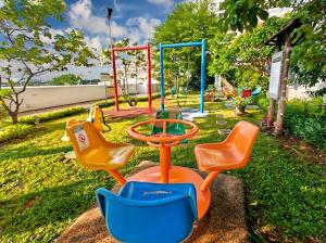 Stylish 2BR MOI Apt with Pool, Gym, Wi-Fi外面的花园