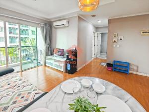 Stylish 2BR MOI Apt with Pool, Gym, Wi-Fi的休息区