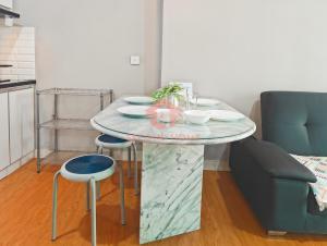 Stylish 2BR MOI Apt with Pool, Gym, Wi-Fi的休息区