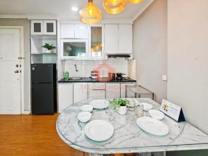 Stylish 2BR MOI Apt with Pool, Gym, Wi-Fi的厨房或小厨房