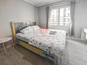 Stylish 2BR MOI Apt with Pool, Gym, Wi-Fi客房内的一张或多张床位