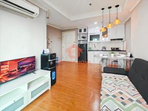 雅加达Stylish 2BR MOI Apt with Pool, Gym, Wi-Fi的带电视的客厅和厨房