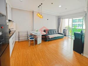 Stylish 2BR MOI Apt with Pool, Gym, Wi-Fi的厨房或小厨房