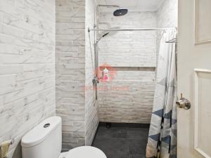 Stylish 2BR MOI Apt with Pool, Gym, Wi-Fi的一间浴室