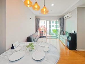 Stylish 2BR MOI Apt with Pool, Gym, Wi-Fi的休息区