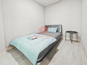雅加达Stylish 2BR MOI Apt with Pool, Gym, Wi-Fi的一间卧室，床上有一张牌子 更多37张照片