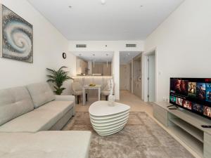 טלויזיה ו/או מרכז בידור ב-Palm Jumeirah Beachfront apartment with rooftop Infinity pool and Atlantis view