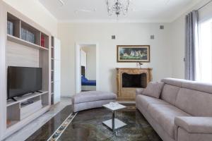 salon z kanapą i telewizorem w obiekcie Villa Vincenti by BarbarHouse w mieście Ruffano