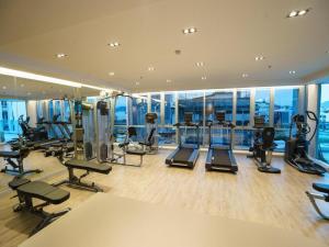 Phòng/tiện nghi tập thể dục tại New Season Square Hotel