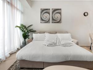 מיטה או מיטות בחדר ב-Palm Jumeirah Beachfront apartment with rooftop Infinity pool and Atlantis view