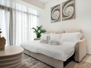 מיטה או מיטות בחדר ב-Palm Jumeirah Beachfront apartment with rooftop Infinity pool and Atlantis view