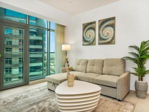 אזור ישיבה ב-Palm Jumeirah Beachfront apartment with rooftop Infinity pool and Atlantis view