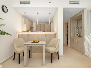 אזור ישיבה ב-Palm Jumeirah Beachfront apartment with rooftop Infinity pool and Atlantis view