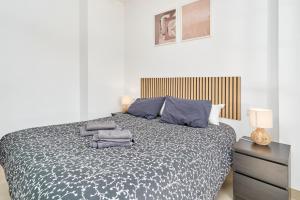 Un dormitorio con una cama con toallas. en Apartamento Mani, en Nerja