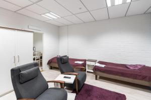 VihtiにあるApartment #00 PUTKAのリビングルーム(椅子2脚、ベッド1台付)