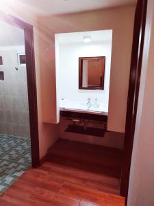 a bathroom with a sink and a mirror at Valle de Ángeles Entre Hamacas y Fogatas in Valle de Ángeles