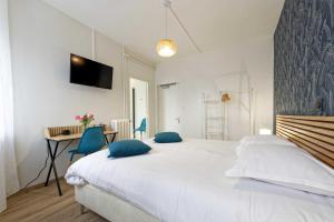 Postel nebo postele na pokoji v ubytování Hôtel le Terminus et son restaurant Côte à Côte - Chambres rénovées