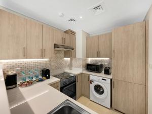 מטבח או מטבחון ב-Palm Jumeirah Beachfront apartment with rooftop Infinity pool and Atlantis view