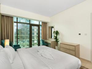 מיטה או מיטות בחדר ב-Palm Jumeirah Beachfront apartment with rooftop Infinity pool and Atlantis view