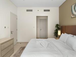 מיטה או מיטות בחדר ב-Palm Jumeirah Beachfront apartment with rooftop Infinity pool and Atlantis view