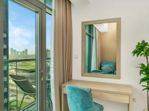 תמונה מהגלריה של Palm Jumeirah Beachfront apartment with rooftop Infinity pool and Atlantis view בדובאי