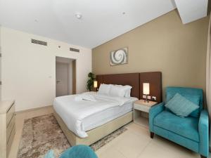 מיטה או מיטות בחדר ב-Palm Jumeirah Beachfront apartment with rooftop Infinity pool and Atlantis view
