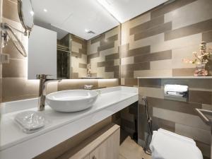 חדר רחצה ב-Palm Jumeirah Beachfront apartment with rooftop Infinity pool and Atlantis view