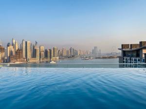 בריכת השחייה שנמצאת ב-Palm Jumeirah Beachfront apartment with rooftop Infinity pool and Atlantis view או באזור