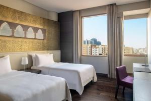 Una cama o camas en una habitación de The Westin Doha Hotel & Spa
