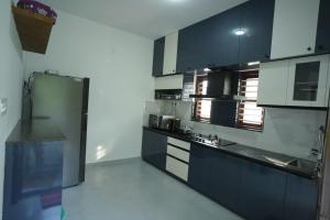 Η κουζίνα ή μικρή κουζίνα στο Wayanadan Huts Homestay