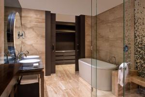 Un baño de The Westin Doha Hotel & Spa