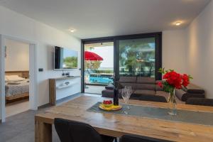 En eller flere senge i et værelse på Fortuna Deluxe Apartment