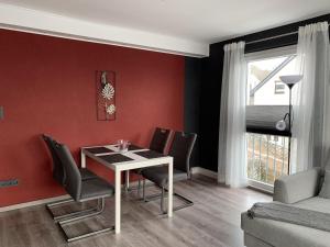 a living room with a white table and chairs at Ferienwohnung Weitblick in Einbeck