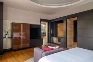 Una cama o camas en una habitación de The Westin Doha Hotel & Spa