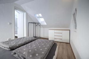 una camera da letto con un letto e una parete bianca di Villa Baras garden - house with pool a Mirce Altre 18 foto