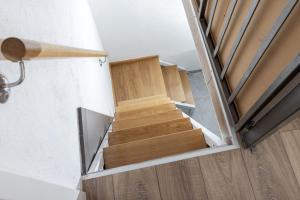 una serie di scale di legno in una stanza di Villa Baras garden - house with pool a Mirce