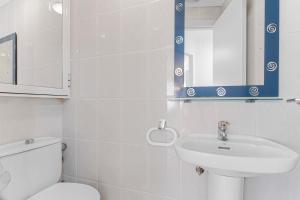 un bagno con lavandino, WC e specchio di Salinas De San Pedro Del Pinatar a San Pedro del Pinatar