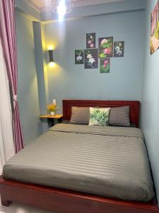 Postel nebo postele na pokoji v ubytování Khách Sạn Cây Xanh