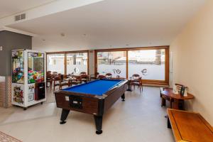 a room with a pool table and a dining room at O7 Colombo in S'Illot