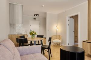 斯维诺乌伊希切Apartamenty Nautilus 103的客厅里有一张沙发和一张桌子。