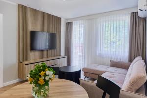 斯维诺乌伊希切Apartamenty Nautilus 103的客厅里有一张沙发和一张桌子。