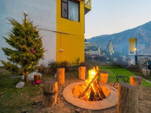 Nespecifikovaný výhled na hory nebo výhled na hory při pohledu z hostelu