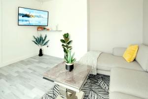 un salon avec un canapé et une table dans l'établissement Stunning Lux 3 Bedroom home Priv Parking in Birmingham, à Kings Norton