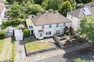 - une vue aérienne sur une maison blanche dans l'établissement Stunning Lux 3 Bedroom home Priv Parking in Birmingham, à Kings Norton