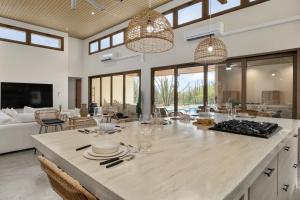 Μια τηλεόραση ή/και κέντρο ψυχαγωγίας στο New 4BR Villa 5min to Palm Beach & Ritz by Bocobay