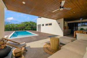 Πισίνα στο ή κοντά στο New 4BR Villa 5min to Palm Beach & Ritz by Bocobay
