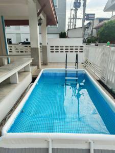 Bazén v ubytování Merry house บ้านพักริมหาดบางแสน nebo v jeho okolí