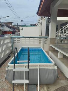 Bazén v ubytování Merry house บ้านพักริมหาดบางแสน nebo v jeho okolí